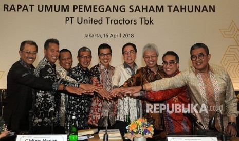 Presiden Direktur PT United Tractors Tbk (Perseroan) Gidion Hasan (kelima kiri), bertumpu tangan bersama (dari kiri) Komisaris Independen Nanan Soekarna, Direktur Idot Supriadi, Direktur Independen Edhie Sarwono, Direktur Iwan Hadiantoro, Presiden Komisaris Prijono Sugiarto, Direktur Franciscus Xaverius Laksana Kesuma, Direktur Iman Nurwahyu dan Direktur Loudy Irwanto Ellias, usai Rapat Umum Pemegang Saham Tahunan, di Jakarta, Senin (16/4). 