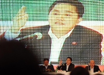 Presiden Direktur PT Visi Media Asia Erick Thohir (dua kanan) memberikan paparan saat penawaran saham ke publik (IPO) PT Visi Media Asia di Jakarta, Rabu (15/6).