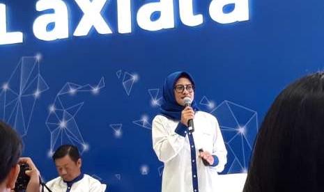 Presiden Direktur PT XL Axiata Tbk Dian Siswarini memberi penjelasan Penawaran Umum Berkelanjutan (PUB) II Sukuk Ijarah Tahap I dan PUB I Obligasi Tahap I 2018 di kantor XL Axiata, Jakarta pada Kamis (13/8). 