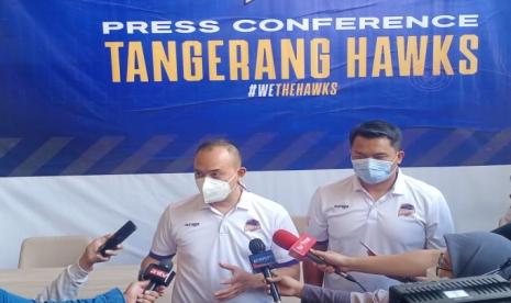 Presiden Direktur Tangerang Hawks Rama Datau (kiri) bersama pelatih  Tangerang Hawks Efri Meldi.