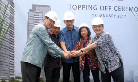 Presiden Direktur Wilsor Group Ali Munanda Soedarsono (tengah) saat melakukan topping off. 