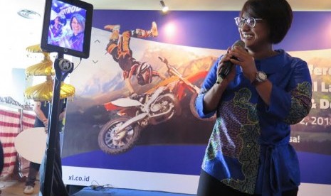  Presiden Direktur XL, Dian Siswarini berkomunikasi melalui video conference dengan Chief Service Management XL, Yessie D. Yosetya (kiri) dan VP XL Region East, Desy Sari Dewi (kanan) yang berada di Surabaya melalui sebuah Robot LTE dalam acara peluncuran 