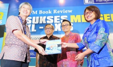 Presiden Direktur XL, Dian Ssiwarini ( kanan ) menerima buku Kisah Sukses Merger dan akuisisi XL-Axis dari Direktur Eksekutif PPM Manajemen, Martinus Sulistio Rusli ( kiri ) disaksikan oleh Mantan Presiden Direktur XL, Hasnul Suhaimi dan Mantan Dirjen SDPP