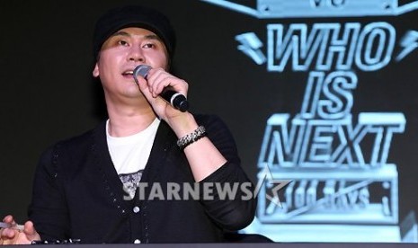 Presiden Direktur YG Entertainment Yang Hyun Suk memperkenalkan calon personel WIN 