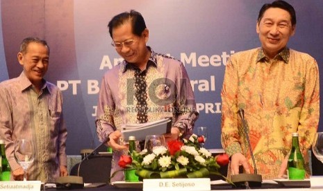 Presiden Dirketur BCA Jahja Setiatmadja (tengah), Presiden Komisaris BCA D.E Setijoso (kiri), dan Komisaris BCA Tonny Kusnadi berbincang disela-sela paparan kinerja di Jakarta, Rabu (29/4). (Republika/ Yasin Habibi)