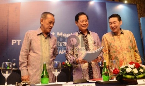 Presiden Dirketur BCA Jahja Setiatmadja (tengah), Presiden Komisaris BCA D.E Setijoso (kiri), dan Komisaris BCA Tonny Kusnadi berbincang disela-sela paparan kinerja di Jakarta, Rabu (29/4). (Republika/ Yasin Habibi)