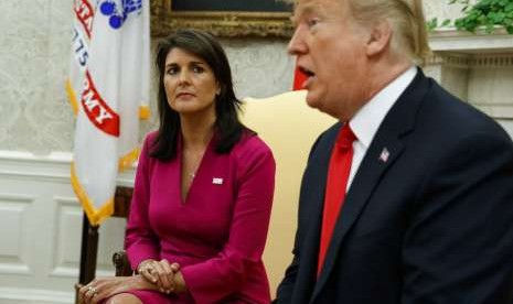 Presiden Donald Trump berbicara dengan mantan duta besar AS untuk PBB Nikki Haley di Kantor Oval, Gedung Putih, Selasa (9/10). 