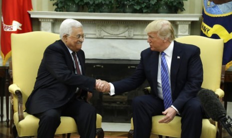 Presiden Donald Trump berjabat tangan dengan Presiden Palestina Mahmoud Abbas dalam pertemuan di Oval Office Gedung Putih, Rabu, 3 Mei 2017, di Washington.