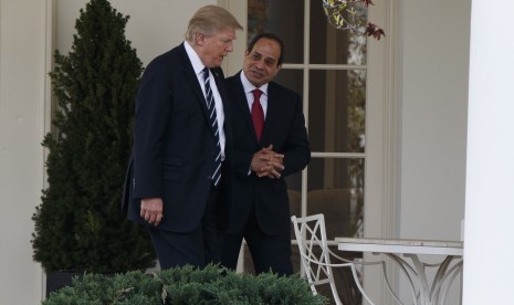 Presiden Donald Trump berjalan bersama Presiden Mesir Abdel Fattah al-Sisi di Gedung Putih di Washington, AS.