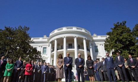  Presiden Donald Trump dan Ibu Negara Melania Trump berdiri bersama Wapres Mike Pence dan istri mengheningkan cipta untuk mengenang para korban penembakan massal di Las Vegas, di halaman Gedung Putih, Washington, Senin (2/10). 