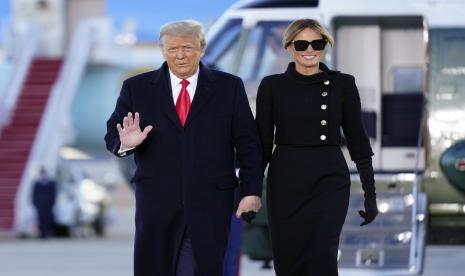 Presiden Donald Trump dan ibu negara Melania Trump tiba dengan Marine One sebelum menaiki Air Force One di Pangkalan Angkatan Udara Andrews, Md., Rabu, 20 Januari 2021.