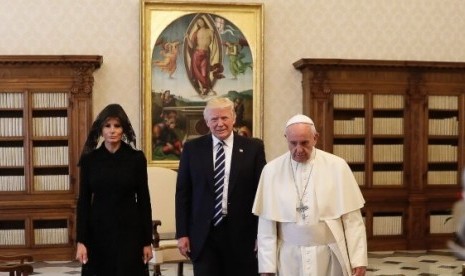 Presiden Donald Trump dan Istri berfoto bersama dengan Paus Francis.