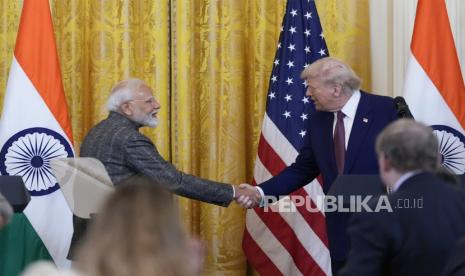 Presiden Donald Trump dan Perdana Menteri India Narendra Modi berjabat tangan selama konferensi pers di Ruang Timur Gedung Putih, Kamis, 13 Februari 2025, di Washington.