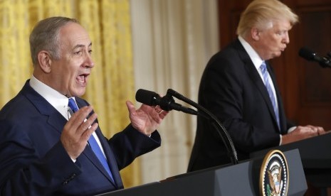 Presiden Donald Trump dan Perdana Menteri Israel Benjamin Netanyahu dalam konferensi pers bersama di Ruang Timur Gedung Putih, Washington, Rabu (15/2).