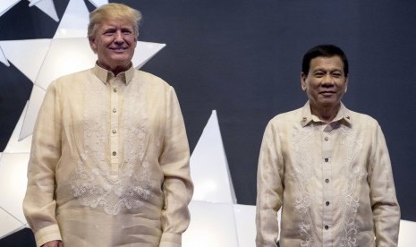 Presiden Donald Trump (kiri) bersama Presiden Filipina, Rodrigo Duterte (kanan)