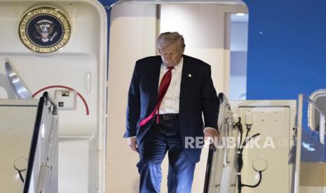 Presiden Donald Trump tiba dengan Air Force One di Bandara Internasional Palm Beach, Jumat, 14 Maret 2025, di West Palm Beach, Florida.