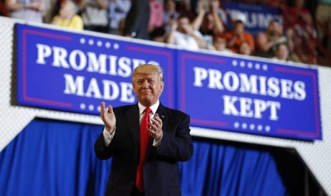 Presiden Donald Trump  tiba untuk berbicara di Pennsylvania Farm Show Complex and Expo Center di Harrisburg, Pennsylvania, Sabtu, 29 April  2017, tepat 100 hari masa kepresidenannya. 