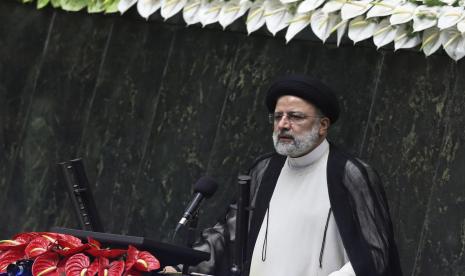 Presiden Ebrahim Raisi menyampaikan pidato setelah diambil sumpahnya sebagai presiden dalam sebuah upacara di parlemen di Teheran, Iran, Kamis, 5 Agustus 2021. Pelantikan Raisi, anak didik pemimpin tertinggi Iran, melengkapi dominasi kelompok garis keras atas semua cabang pemerintahan di Republik Islam.