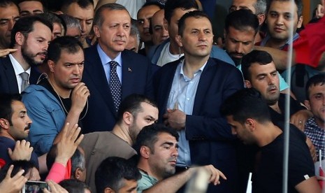 Presiden Erdogan tampak diantara pendukungnya di Bandara Ataturk, Istanbul.