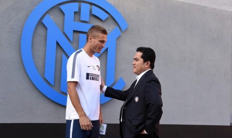 Erick Thohir (kiri) dan Nemanja Vidic.