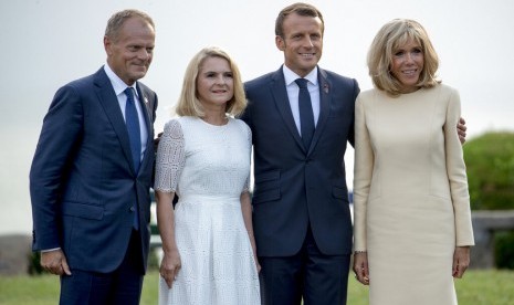 Presiden European Council Donald Tusk (dari kiri), istrinya Malgorzata Tusk, Presiden Prancis Emmanuel Macron, dan istrinya Brigitte Macron, berposen untuk media di KTT G7 sebelum acara di Biarritz, Prancis, Ahad (25/8). 