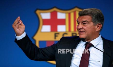  Presiden FC Barcelona Joan Laporta berbicara dalam konferensi pers untuk menjelaskan alasan mengapa penyerang Argentina Lionel Messi tidak akan memperpanjang kontraknya dengan tim di Barcelona, ??Spanyol, 06 Agustus 2021. FC Barcelona mengeluarkan pernyataan pada 05 Agustus yang mengumumkan bahwa striker Argentina Lionel Messi tidak akan memperpanjang kontraknya. memperpanjang kontraknya dengan tim karena hambatan ekonomi dan struktural. 