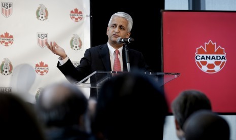 Presiden Federasi Sepak Bola AS Sunil Gulati mengumumkan pengajuan proposal AS, Kanada, dan Meksiko menjadi tuan rumah Piala Dunia 2026, Senin (10/4).