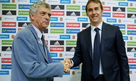 Angel Maria Villar (kiri) bersama Julen Lopetegui.