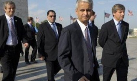 Presiden Federasi Sepakbola Amerika, Sunil Gulati, kedua dari kanan, menemani Ketua Tim Inspeksi FIFA Harold Mayne-Nicholls, kanan, ketika mengunjungi Washington Monument di Washington, Rabu, 8 September 2010.