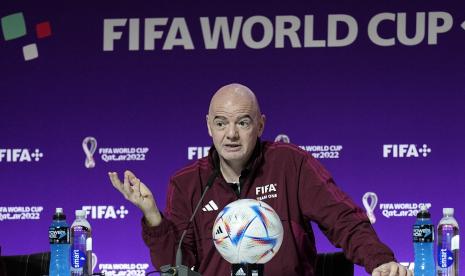 Presiden FIFA Gianni Infantino. Presiden Asosiasi Sepakbola Jerman (DFB) Bern Neuendorf mengkritik FIFA atas upaya membatasi tim nasional menyuarakan tentang hak asasi manusia. Itu disampaikan Neuendorf pada jumpa pers pertama Jerman di Qatar jelang pembukaan Piala Dunia 2022, Jumat (18/11).