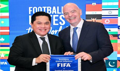 Presiden FIFA Gianni Infantino (kanan) bersama Ketua Umum PSSI yang juga IOC Members Erick Thohir.