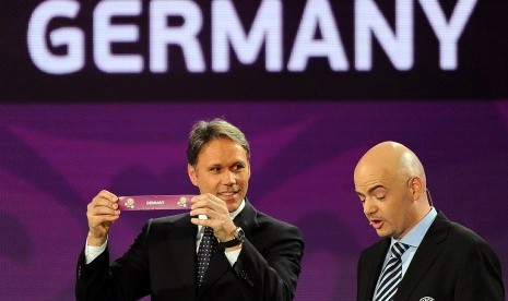 Presiden FIFA Gianni Infantino (kanan) dan Direktur Teknik Marco van Basten.