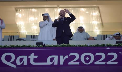 Presiden FIFA Gianni Infantino (kanan) sebelum Piala Dunia FIFA 2022 Grup A Pertandingan Pembukaan antara Qatar dan Ekuador di Stadion Al Bayt di Al Khor, Qatar, Ahad, 20 November 2022. 