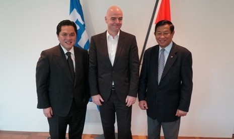 Presiden FIFA Gianni Infantino (tengah) bersama delegasi Indonesia yaitu Ketua KOI Erick Thohir dan Ketua Komite Ad-Hoc Reformasi PSSI Agum Gumelar di Zurich.