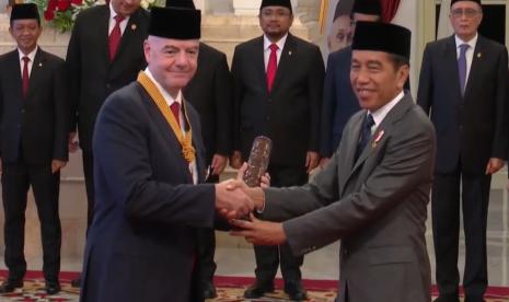 Presiden FIFA Giovanni Infantino menerima bintang jasa dari Presiden Joko Widodo