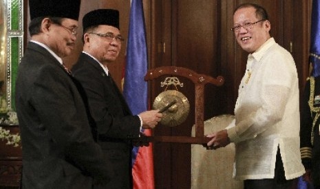 Presiden Filipina Benigno Aquino bersama tokoh Muslim Moro.