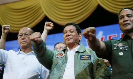 Presiden Filipina Rodrigo Duterte (tengah).