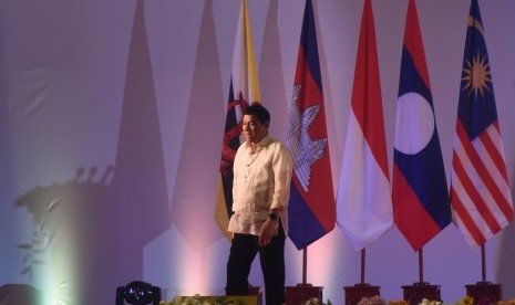 Presiden Filipina Rodrigo Duterte berjalan usai menyampaikan pidato dalam penutupan ASEAN Summit di National Convention Center, Vientiane, Laos, Kamis (8/9). 