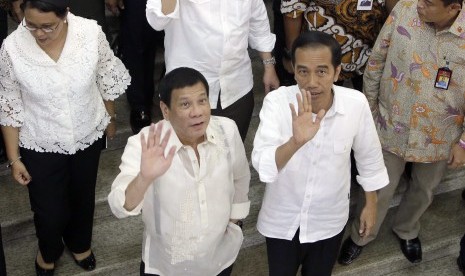 Presiden Filipina Rodrigo Duterte bersama presiden Republik Indonesia Joko Widodo saat berkunjungan di Pasar Tanah Abang, Jakarta Pusat. 