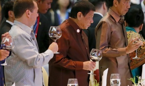 Presiden Filipina Rodrigo Duterte dan Presiden Indonesia Joko Widodo saat gala dinner pemimpin ASEAN di ASEAN Summit dan KTT, Laos