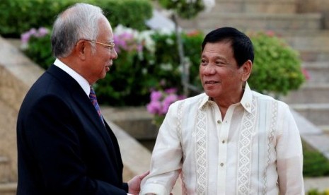  Presiden Filipina Rodrigo Duterte (kanan) dan Perdana Menteri Malaysia Najib Razak bertemu di Malaysia.  