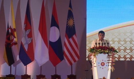 Presiden Filipina Rodrigo Duterte menyampaikan pidato dalam penutupan ASEAN Summit di National Convention Center, Vientiane, Laos, Kamis (8/9). 