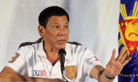 Presiden Filipina Rodrigo Duterte saat berbicara dalam konferensi pers di Davao, Filipina selatan, 21 Agustus 2016.