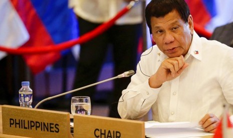 Presiden Filipina Rodrigo Duterte saat KTT ASEAN Cina ke-20 di Manila, Filipina, Senin (13/11). 