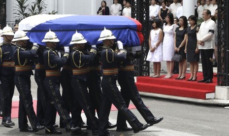  Presiden Fipilina Beniqno Aquino III (kanan) bersama dengan keluarga dari Menteri Dalam Negeri Jesse Robredo, dalam upacara penghormatan terhadap jenazah Robredo di Malacanang Palace Grounds, di Manila, Filipina, Jumat 24 Agustus 2012. 