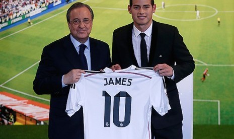 Presiden Florentino Perez dan James Rodriguez.