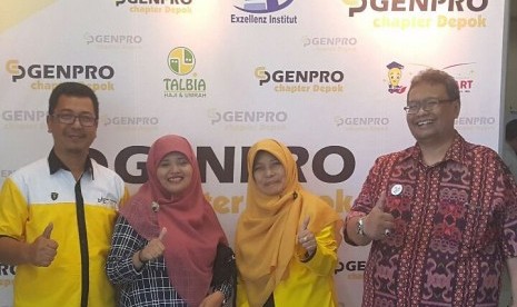 Presiden Genpro Depok, Jaya Rianto (berbatik), Dewan Pembina Genpro Nuryadi (baju kuning) 