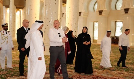 Presiden Georgia Giorgi Margvelashvili mengunjungi Masjid Agung Sheikh Zayed di Abu Dhabi, Uni Emirat Arab (UEA) pada Rabu (11/4). 