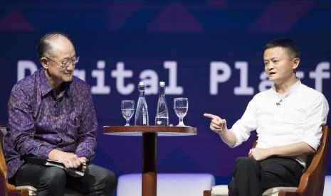 Presiden Grup Bank Dunia Jim Yong Kim (kiri) bersama Pendiri Alibaba Jack Ma (kanan) menjadi pembicara di sela-sela Pertemuan Tahunan IMF - World Bank Group 2018 di Bali Nusa Dua Convention Center, Nusa Dua, Bali, Jumat (12/10).