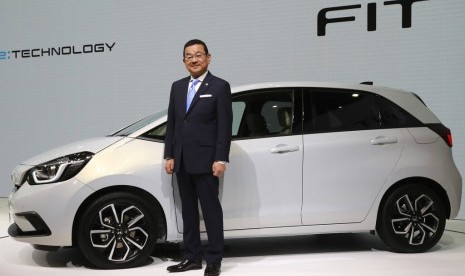 Presiden Honda Motor Co. Takahiro Hachigo berposen dengan Honda New Fit di Tokyo Motor Show, Rabu (23/10), Tokyo, Jepang.